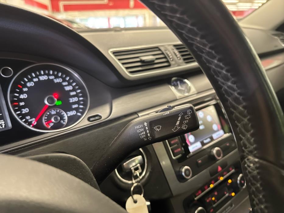 VOLKSWAGEN Passat 2011