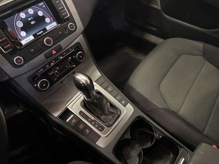 VOLKSWAGEN Passat 2011