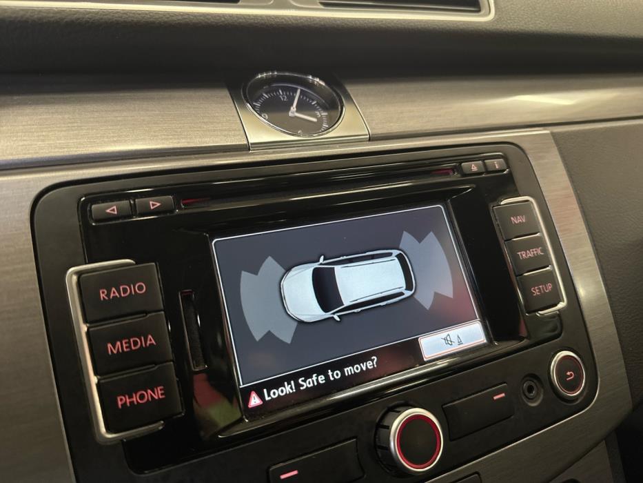 VOLKSWAGEN Passat 2011