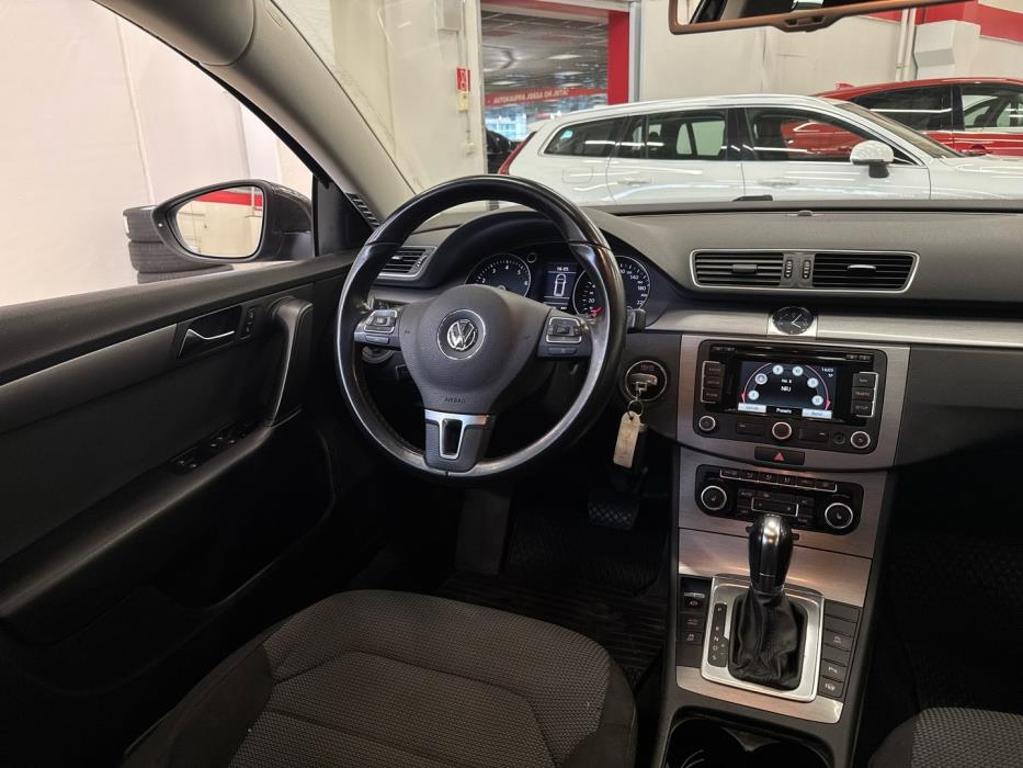 VOLKSWAGEN Passat 2011