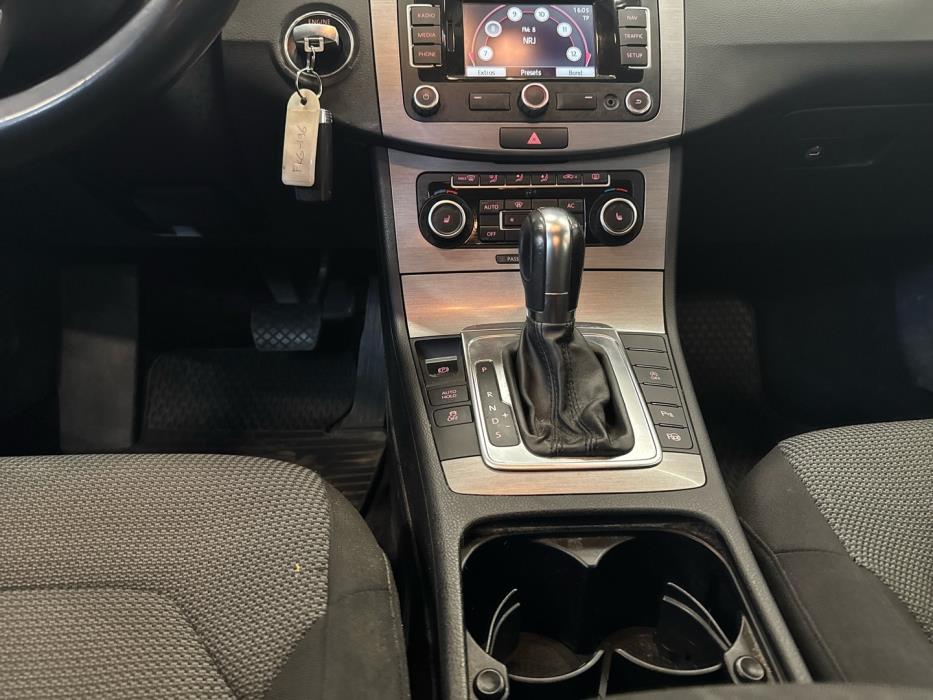 VOLKSWAGEN Passat 2011