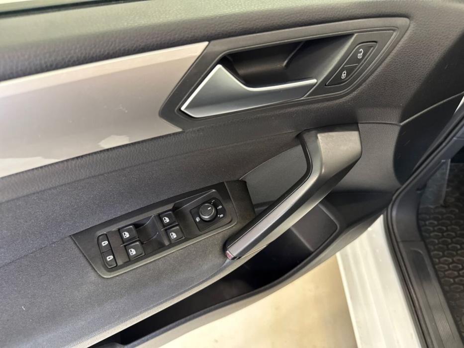 VOLKSWAGEN Touran 2017