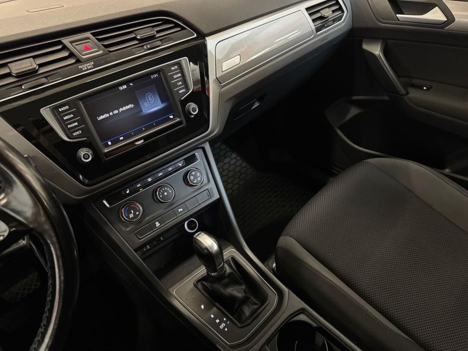 VOLKSWAGEN Touran 2017