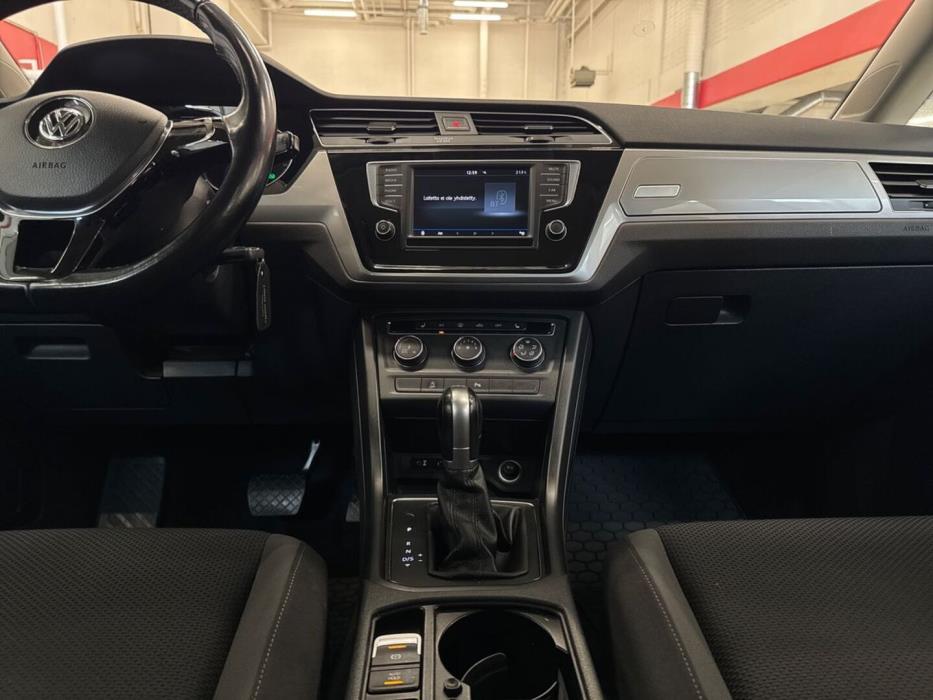 VOLKSWAGEN Touran 2017