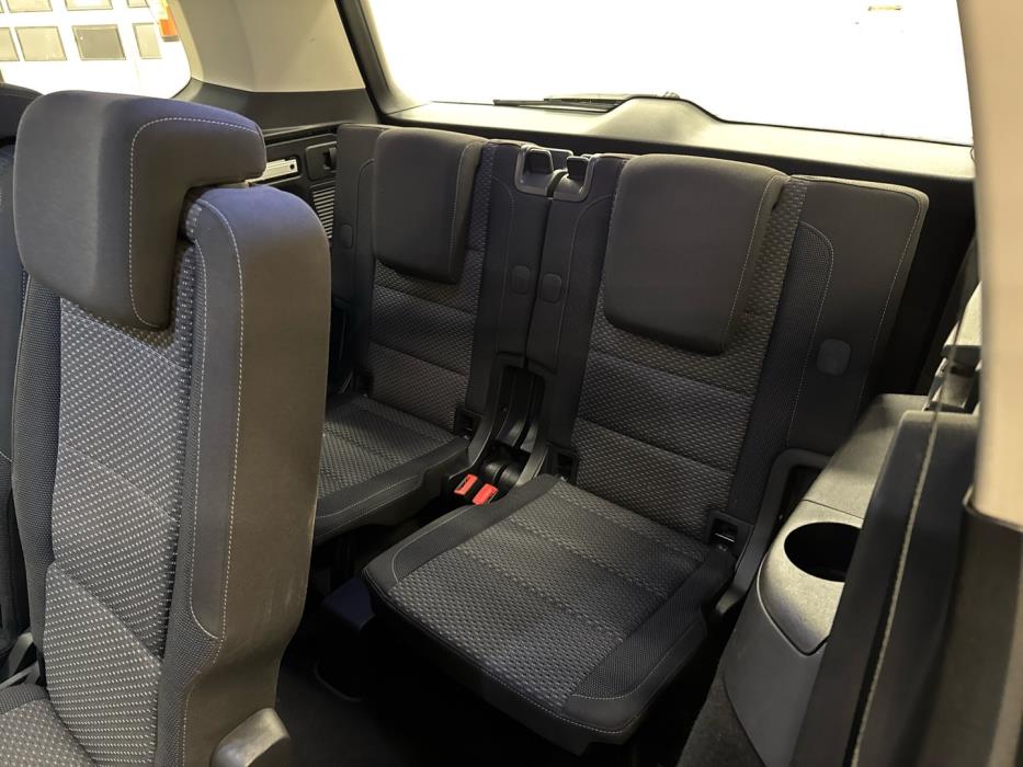 VOLKSWAGEN Touran 2016