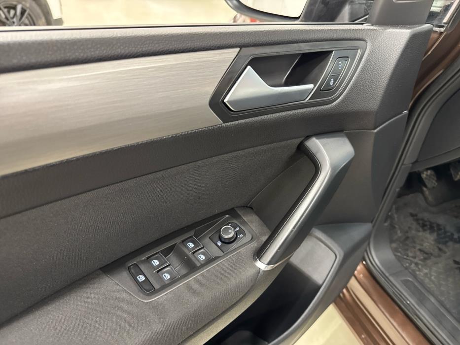 VOLKSWAGEN Touran 2016