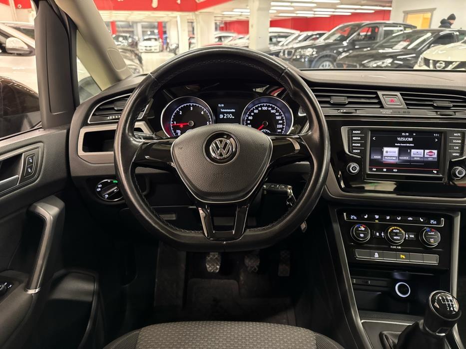VOLKSWAGEN Touran 2016