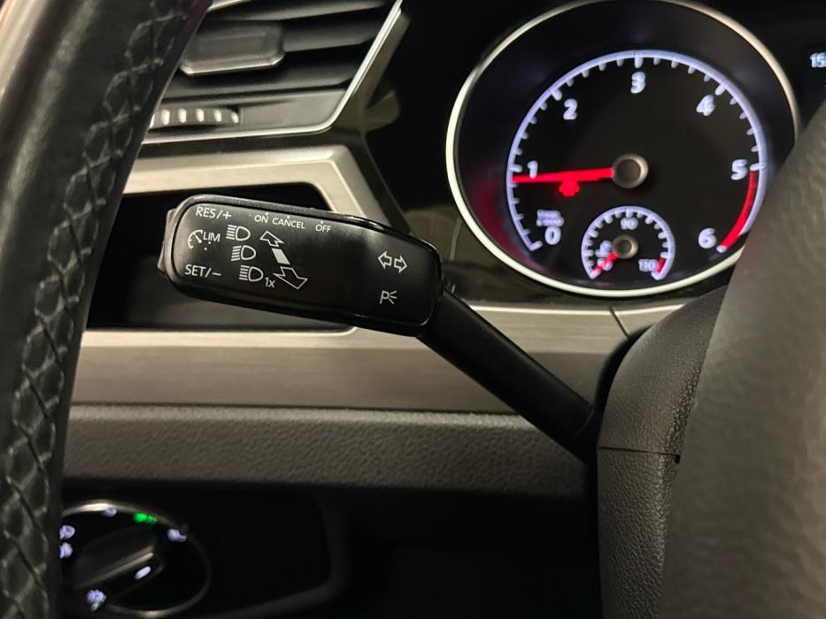 VOLKSWAGEN Touran 2016