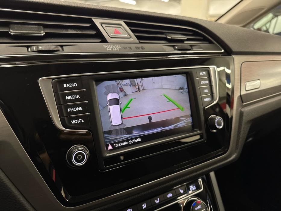 VOLKSWAGEN Touran 2016