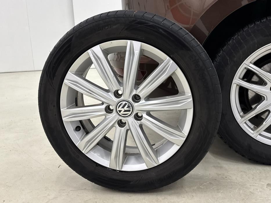 VOLKSWAGEN Touran 2016