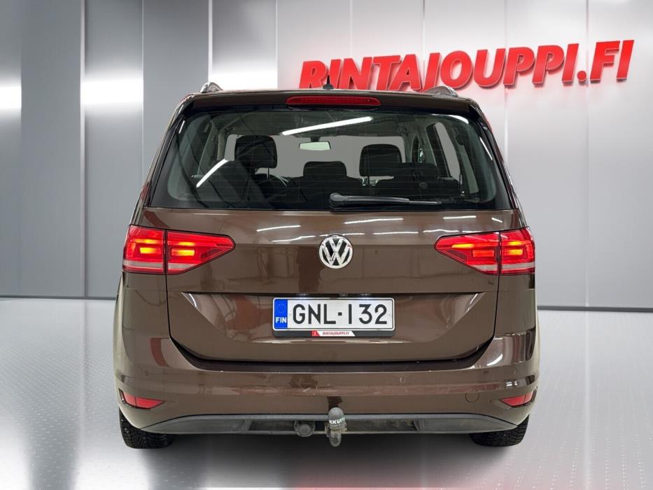 VOLKSWAGEN Touran 2016