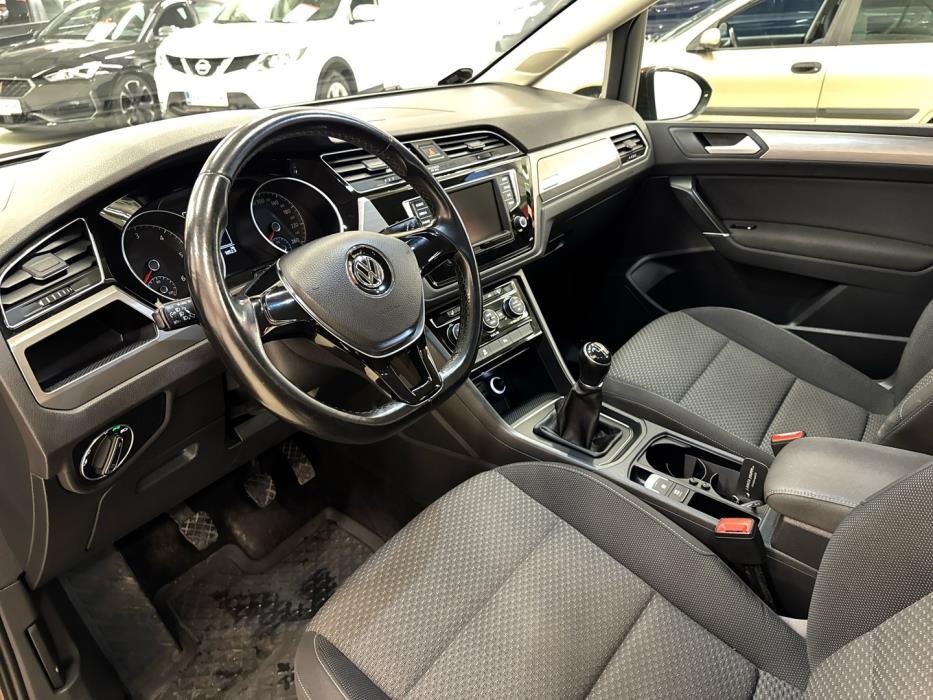 VOLKSWAGEN Touran 2016