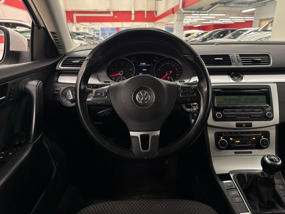 VOLKSWAGEN Passat 2011