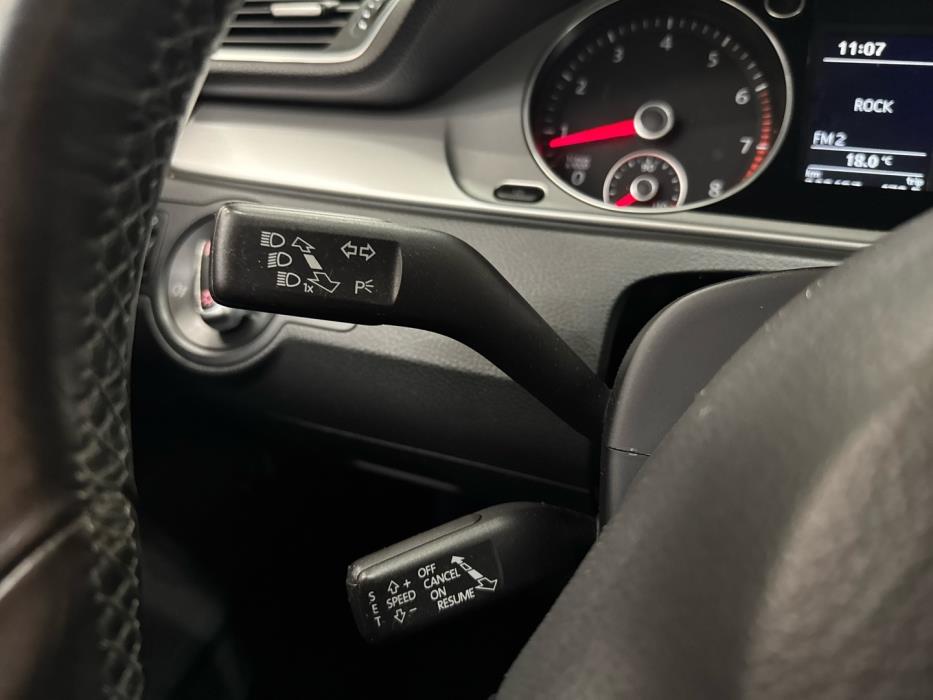 VOLKSWAGEN Passat 2011