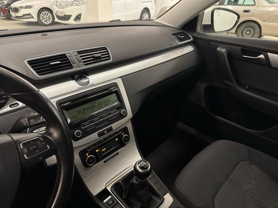 VOLKSWAGEN Passat 2011