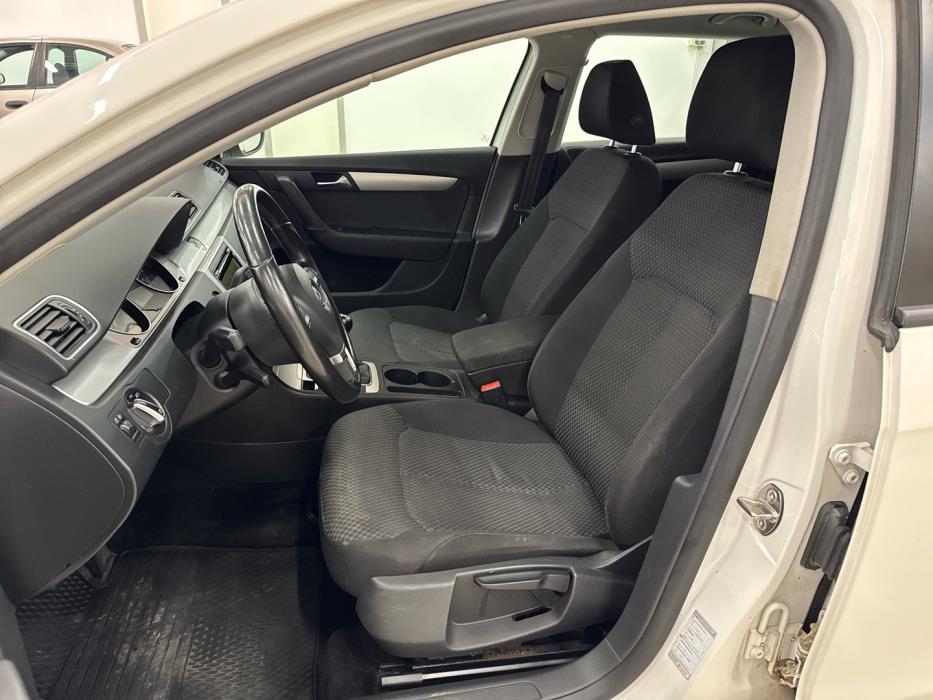 VOLKSWAGEN Passat 2011