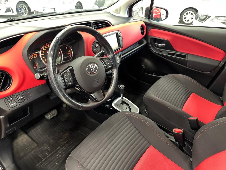 TOYOTA Yaris 2015