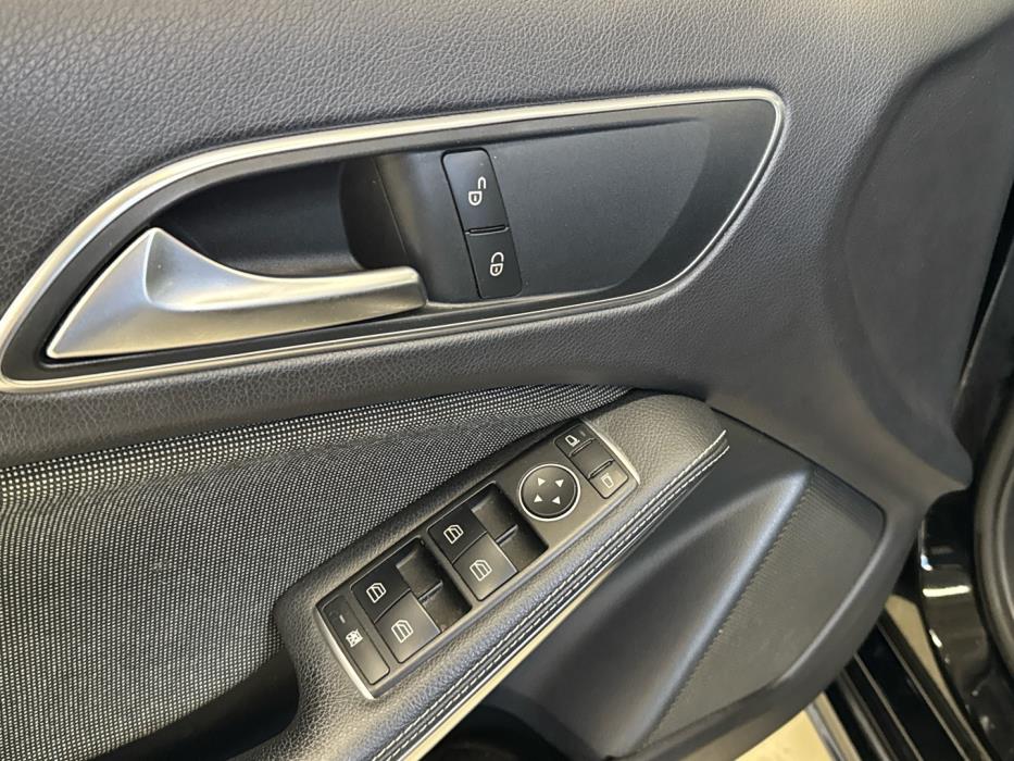 MERCEDES-BENZ A 2015