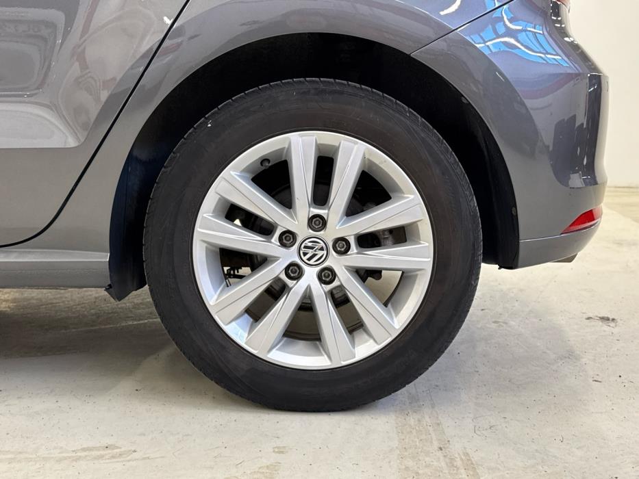 VOLKSWAGEN Polo 2015