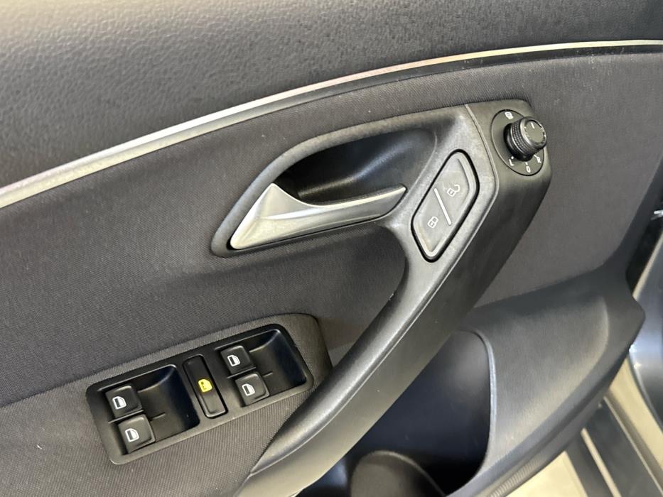 VOLKSWAGEN Polo 2015