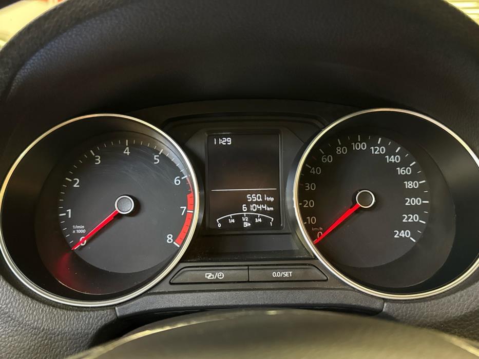VOLKSWAGEN Polo 2015