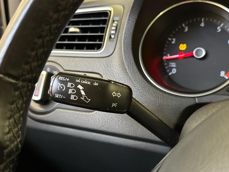 VOLKSWAGEN Polo 2015