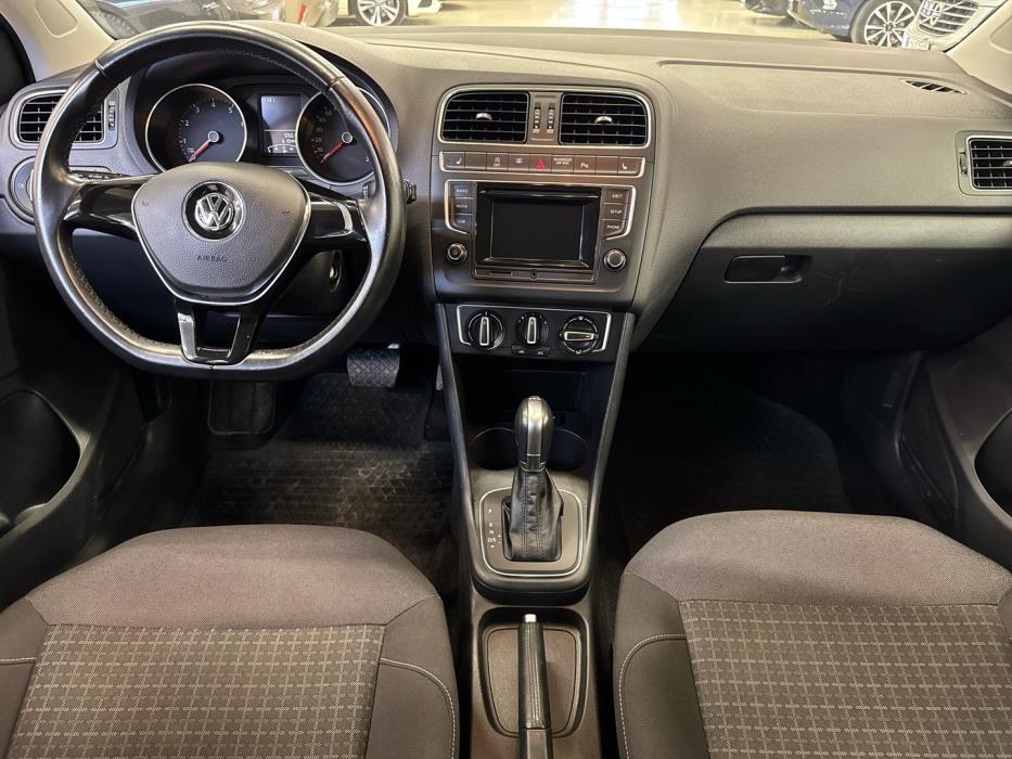 VOLKSWAGEN Polo 2015