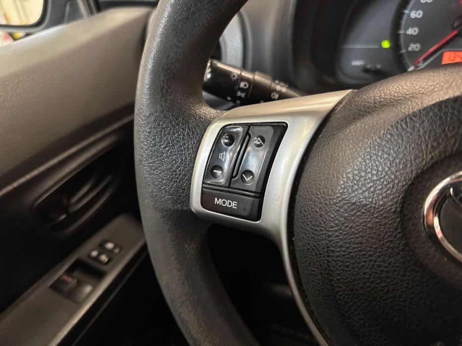 TOYOTA Yaris 2012