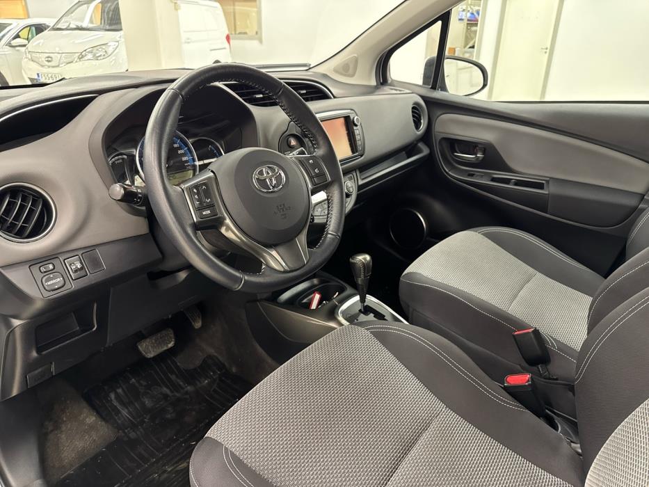 TOYOTA Yaris 2015