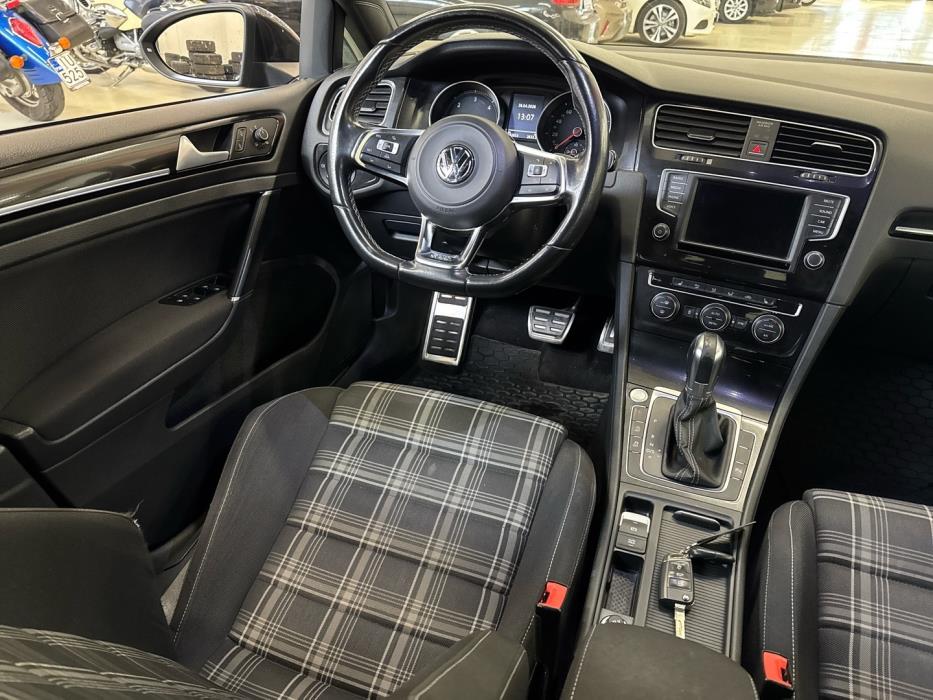 VOLKSWAGEN Golf 2016