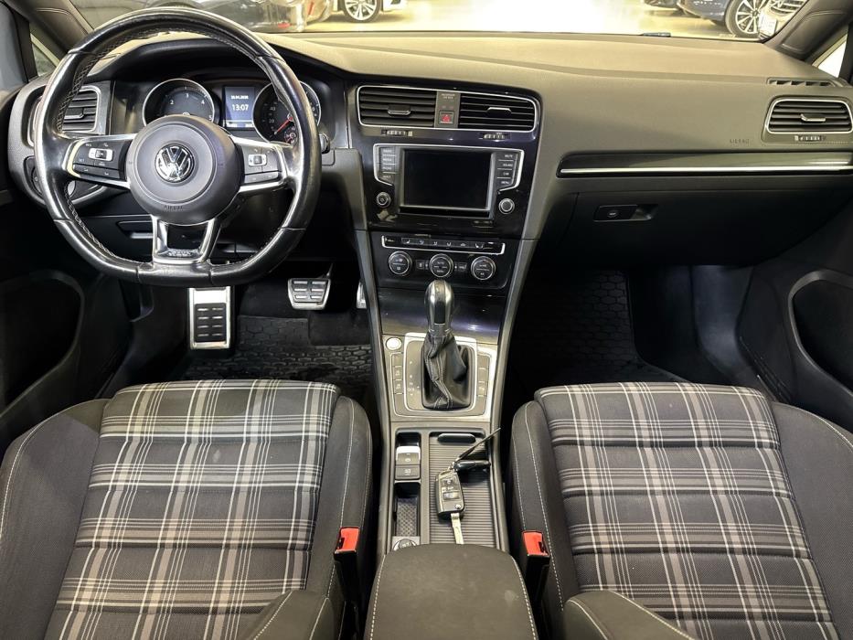 VOLKSWAGEN Golf 2016