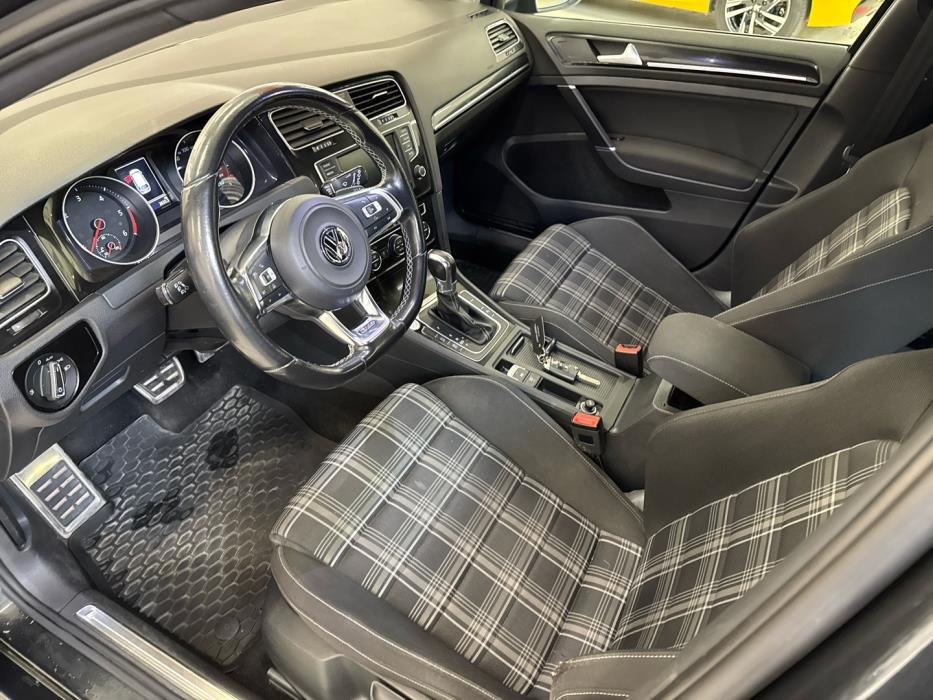 VOLKSWAGEN Golf 2016