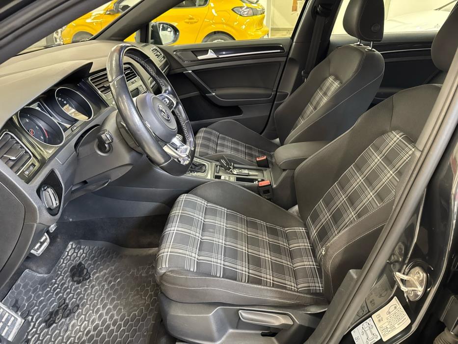 VOLKSWAGEN Golf 2016