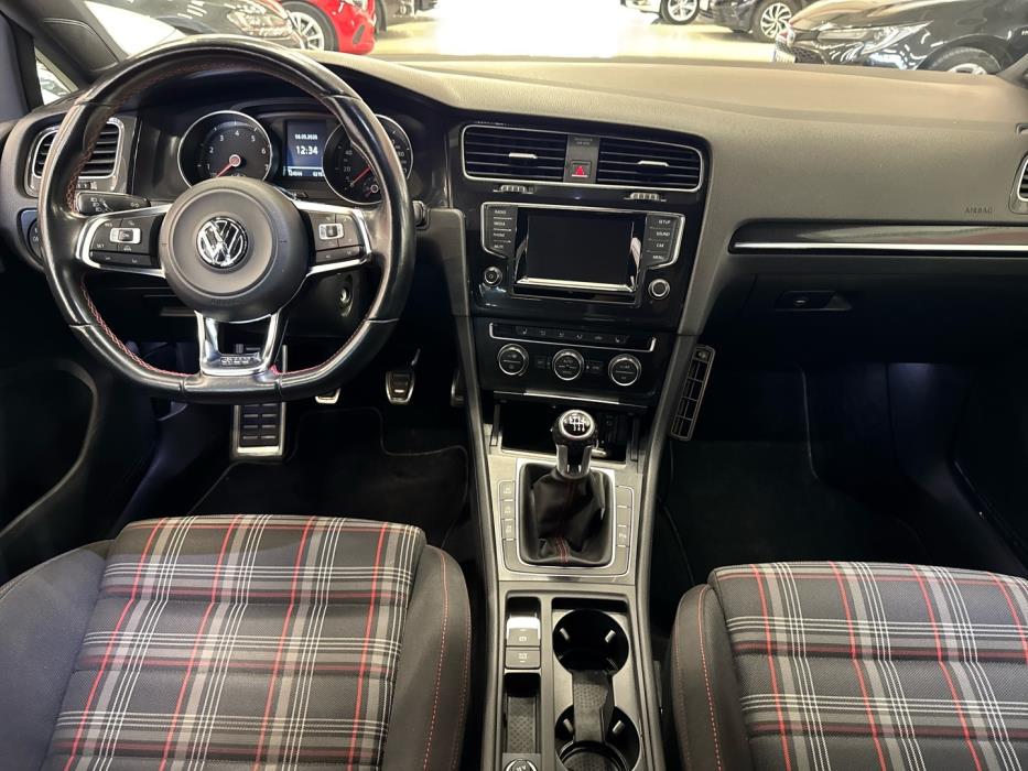 VOLKSWAGEN Golf 2014