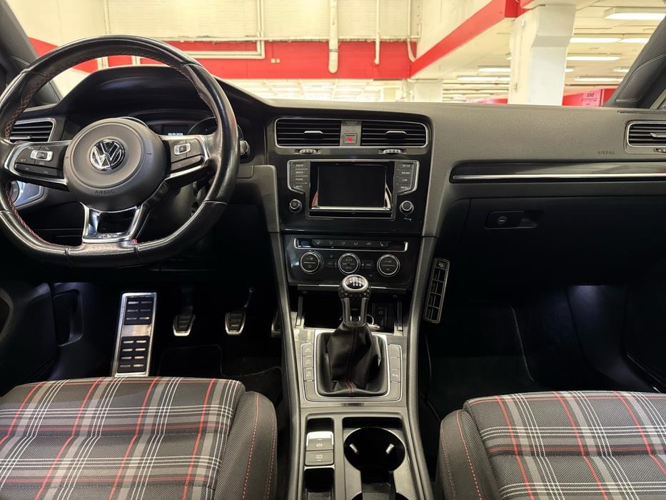 VOLKSWAGEN Golf 2014