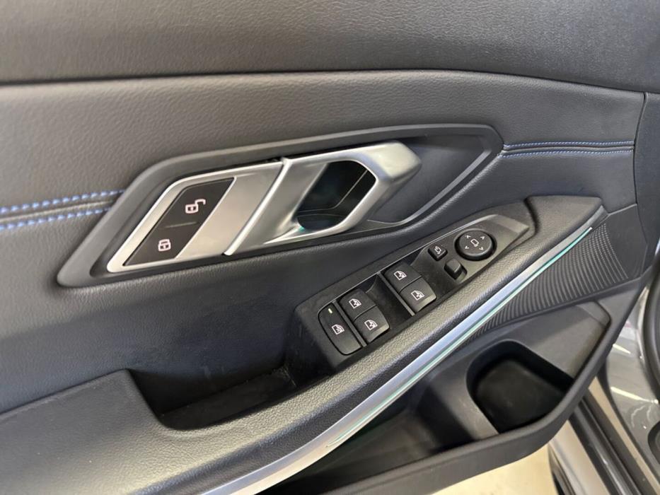 BMW 330 2019