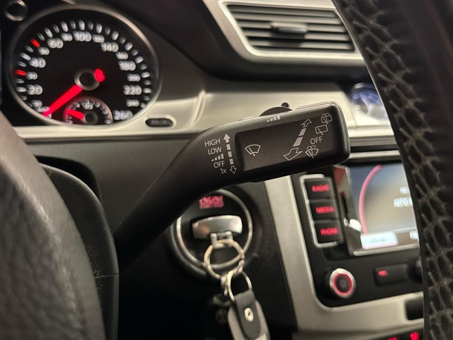 VOLKSWAGEN Passat 2011