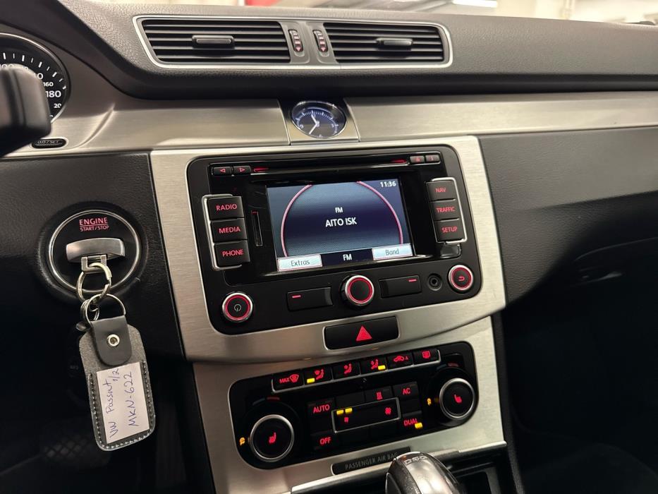 VOLKSWAGEN Passat 2011