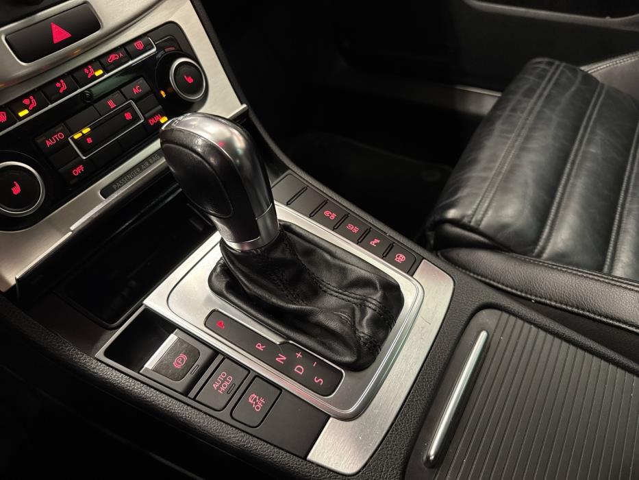 VOLKSWAGEN Passat 2011