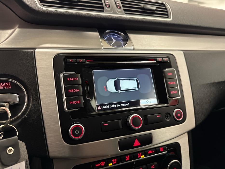 VOLKSWAGEN Passat 2011