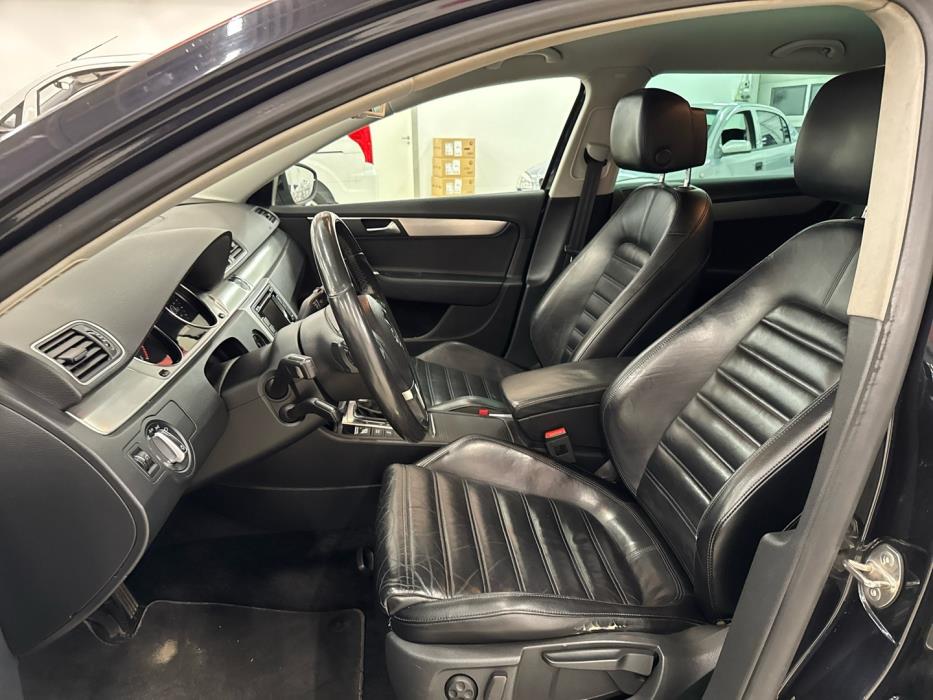 VOLKSWAGEN Passat 2011