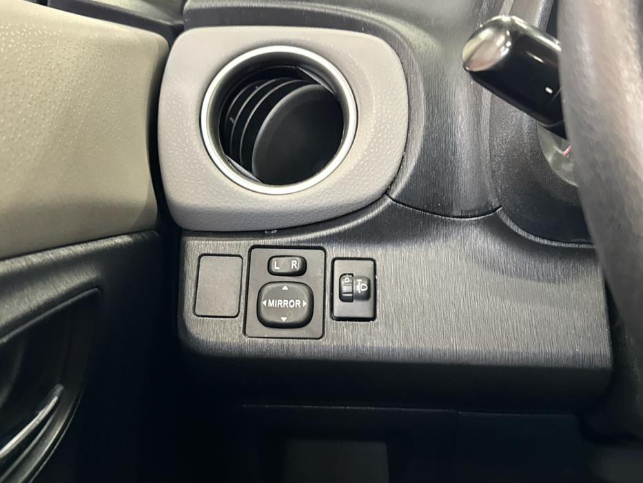TOYOTA Yaris 2012
