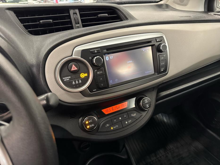 TOYOTA Yaris 2012