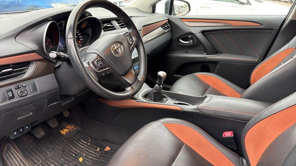 TOYOTA Avensis 2015