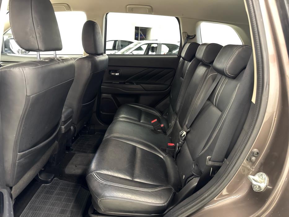 MITSUBISHI Outlander 2016