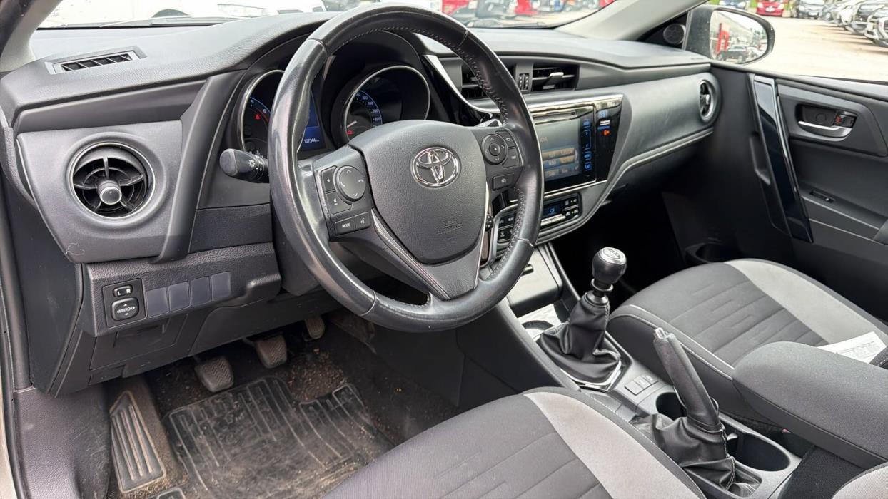 TOYOTA Auris 2016