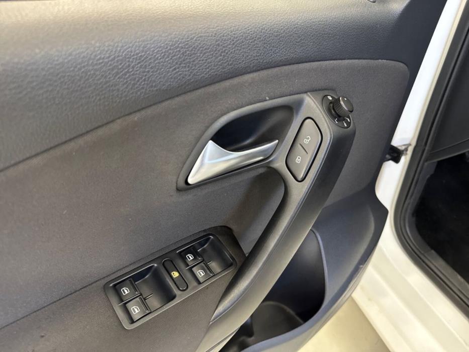 VOLKSWAGEN Polo 2012