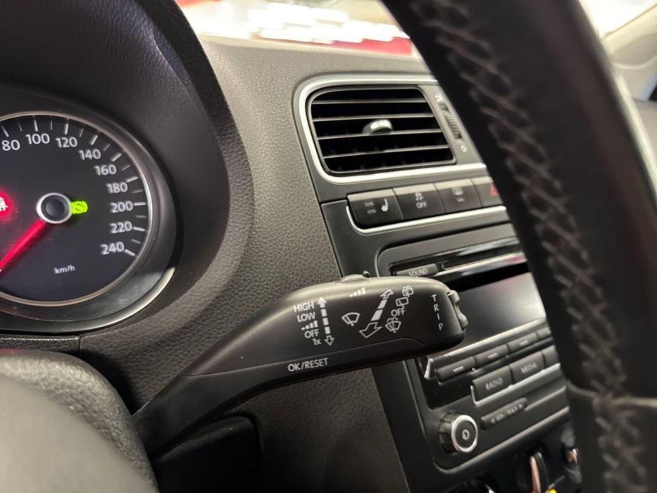 VOLKSWAGEN Polo 2012