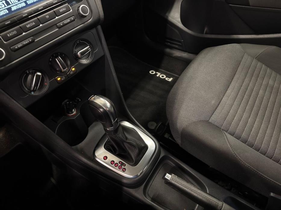 VOLKSWAGEN Polo 2012