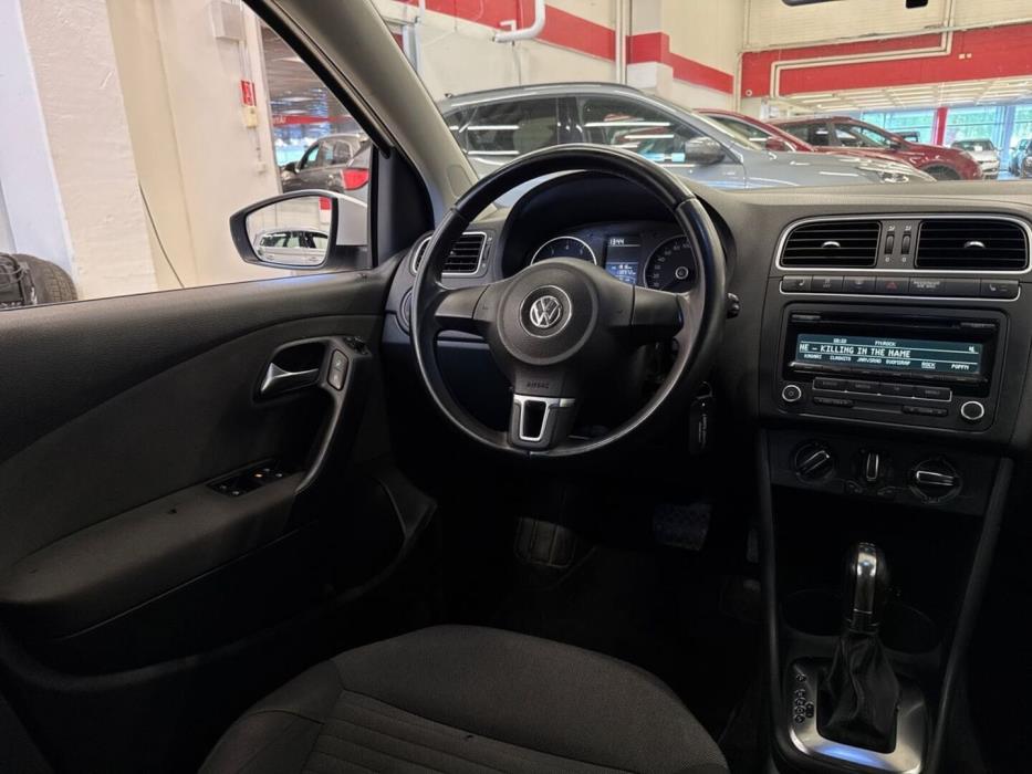 VOLKSWAGEN Polo 2012